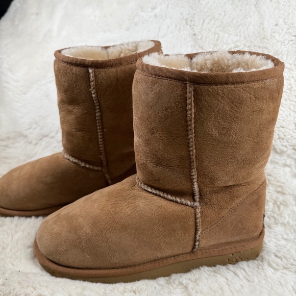 UGG Women's Classic Short Chestnut Winter Boot Size 7 - Picture 1 of 7
